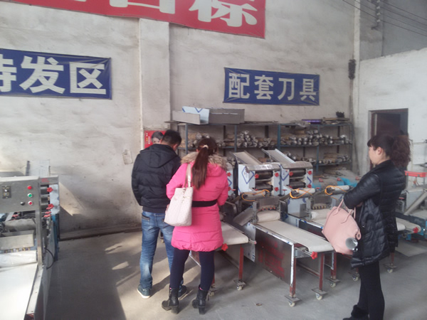 �gӭ���K��ͨ��Ůʿһ��ǰ�������Z��C