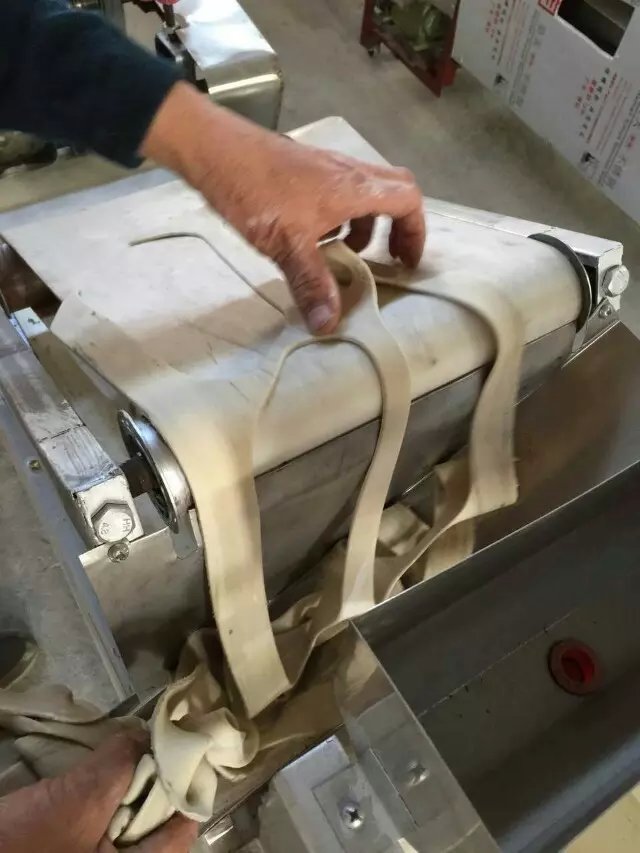 王先生將廢料調(diào)整到廢料處理帶上