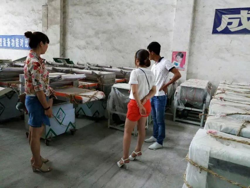 工作人員講解半自動揉壓機(jī)和全自動揉壓機(jī)的區(qū)別